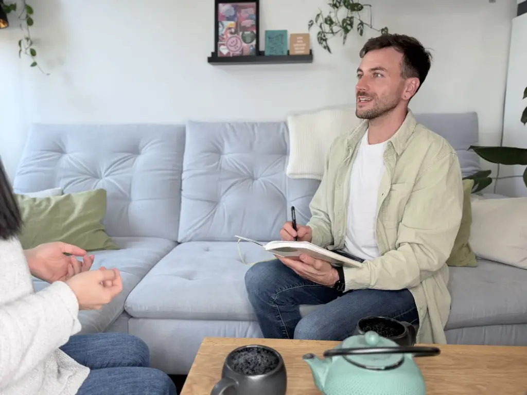 Rainhard Jandl auf der Couch bei einem Beratungsgespräch